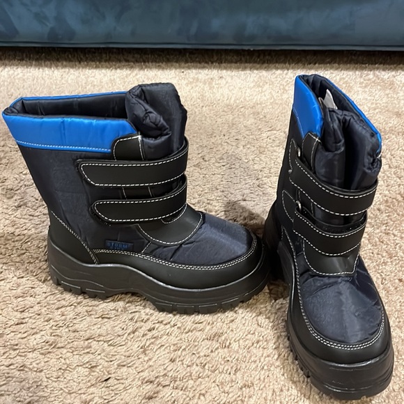Boys’ Snow Boots.  NWT.  Size 1 - Picture 2 of 2
